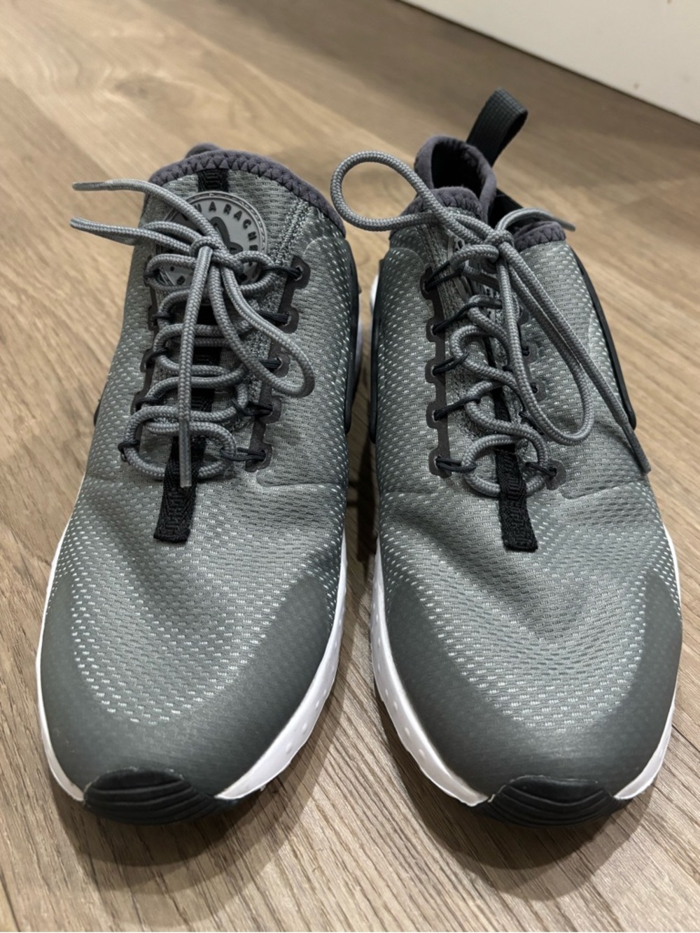 Women’s Grey Athletic Nike Huarache Sneakers Size 8- 819151-007